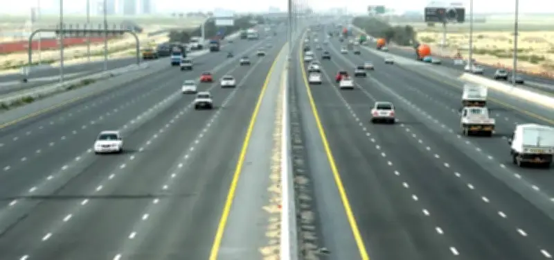 النشرة المرورية الرقمية: إرشادات حيوية لتفادي الحوادث أثناء القيادة في الظروف الصعبة