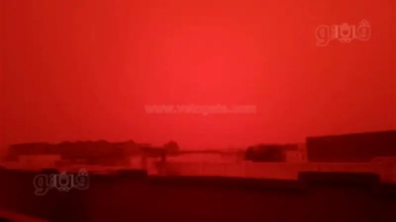 عاصفة رملية عنيفة تضرب شرق ليبيا وتمتد إلى السلوم وبراني محدثة انخفاضًا حادًا في الرؤية