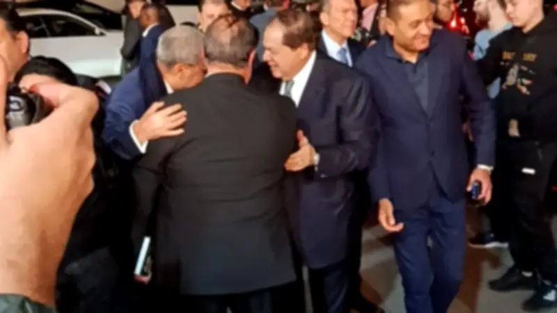 النائب محمد أبو العينين يشارك في عزاء والدة رجل الأعمال أحمد عز بحضور شخصيات بارزة