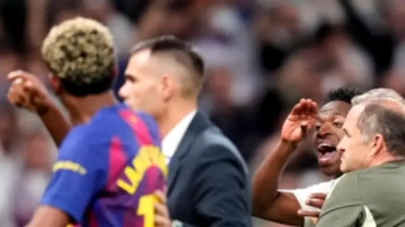 فينيسيوس جونيور يتضامن مع لامين يامال بعد الهتافات العنصرية في مباراة مصر وإسبانيا