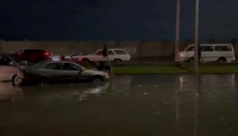 أمطار غزيرة تضرب طريق الواحات وأكتوبر وتسبب تحذيرات عاجلة للسائقين