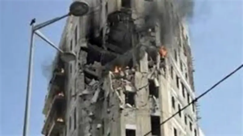 إعلام عبري: صاروخ انشطاري يصيب مبنى بشكل مباشر في بني براك قرب تل أبيب