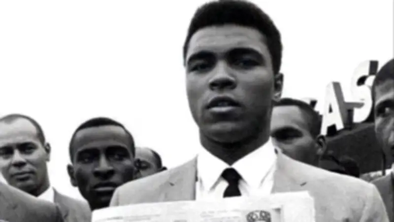 عمرو مرموش ينشر صورة لمحمد علي كلاي مع تعليق "الله هو الأعظم" بعد حادثة عنصرية