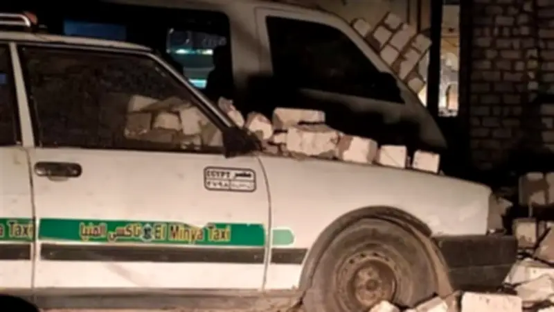 عاصفة ترابية في المنيا تتسبب في سقوط جدار على سيارتين وتحطمهما بالكامل