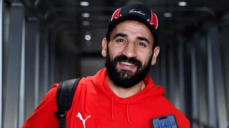 لقطات من رحلة عودة منتخب مصر بعد التعادل مع إسبانيا.. تفاصيل المعسكر الناجح