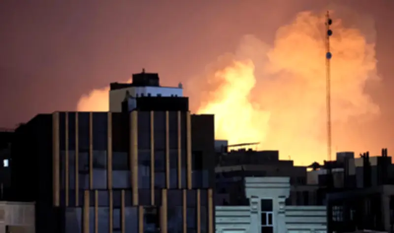 إعلام إيراني: قصف مكثف لميناء بندر عباس الواقع على مضيق هرمز