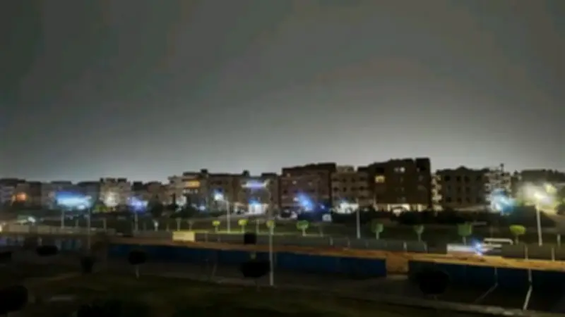 عاصفة ترابية بالمنيا تسبب سقوط أعمدة إنارة وشجرة على منزل وانهيار حائط