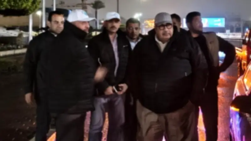 رئيس الصرف الصحي بالقاهرة يتابع أعمال سحب مياه الأمطار في مناطق حيوية