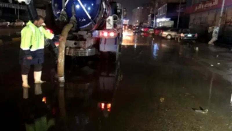 فرق الطوارئ في الجيزة تخوض معركة شفط المياه تحت الأمطار الغزيرة