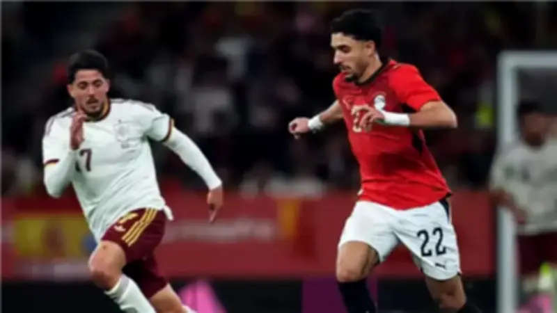 عمر مرموش يرد على الهتافات العنصرية لجماهير إسبانيا بصورة رمزية لمحمد علي كلاي