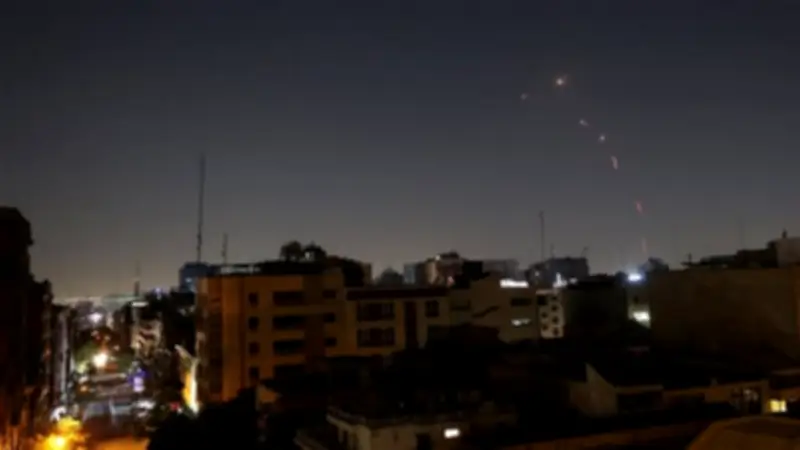جيش الاحتلال يعلن اعتراض موجة صاروخية إيرانية جديدة وانفجارات تهز شمال فلسطين المحتلة