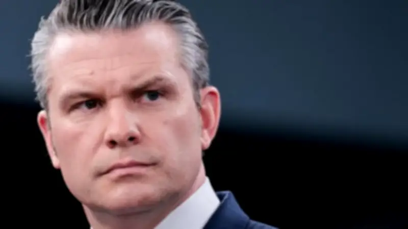 وزير الحرب الأمريكي يردد عبارة ترامب حول إعادة إيران إلى العصر الحجري