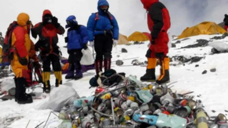 فضيحة على قمة العالم: تفكيك شبكة احتيال في جبل إيفرست بعد تسمم متسلقين وعمليات إنقاذ وهُم