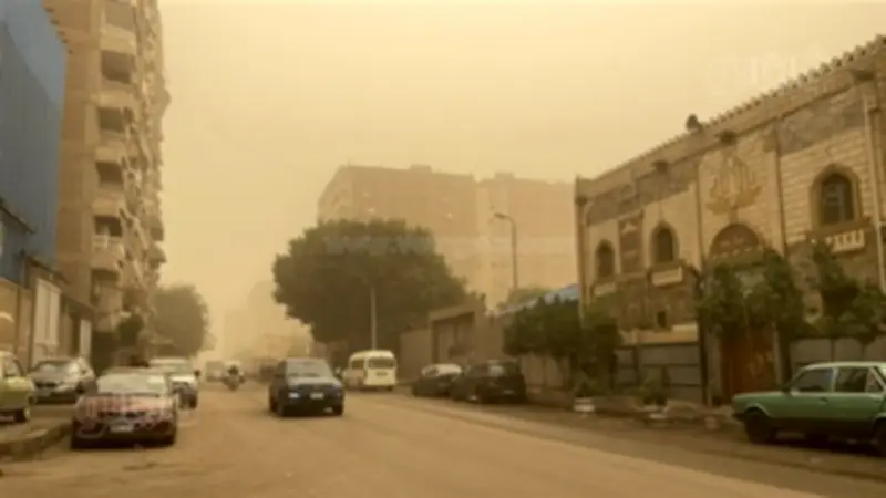 عاصفة رملية تعصف بشوارع القاهرة وتؤثر على الرؤية في عدة مناطق