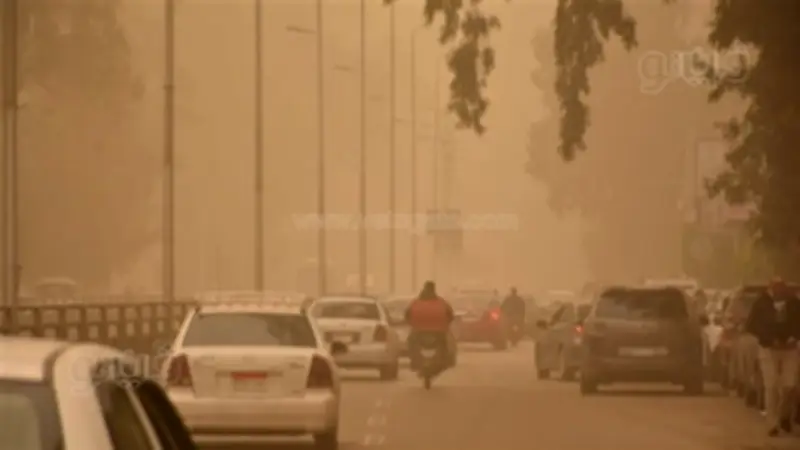 عاصفة ترابية قوية تضرب الجيزة وتتسبب في تدهور حاد للرؤية وحركة المرور