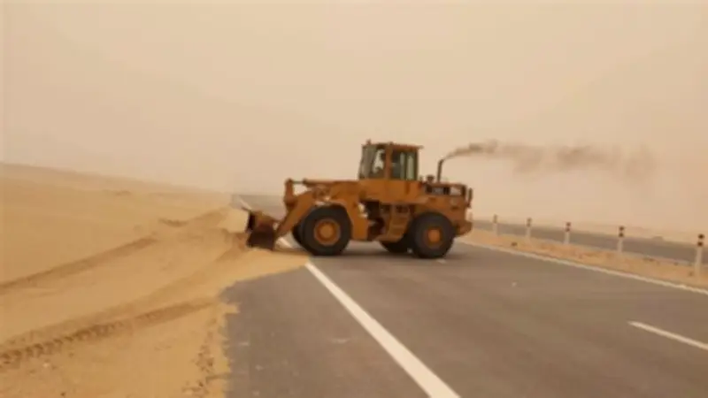 الوادي الجديد يطلق حملة مكثفة لإزالة الرمال من الطرق الرئيسية لضمان سلامة المرور