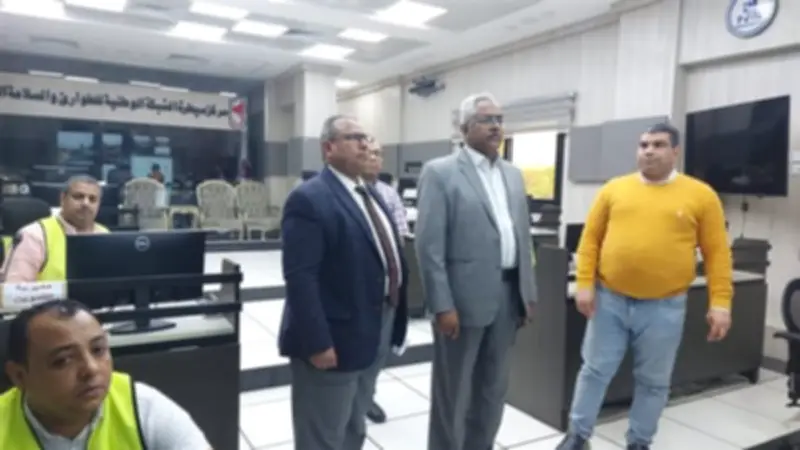 نائب محافظ سوهاج يراقب تداعيات الطقس السيئ من غرفة السيطرة المركزية