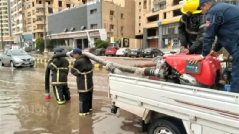 سيارات الإطفاء في بني سويف تنفذ عمليات شفط مياه الأمطار من الشوارع لمواجهة التقلبات الجوية