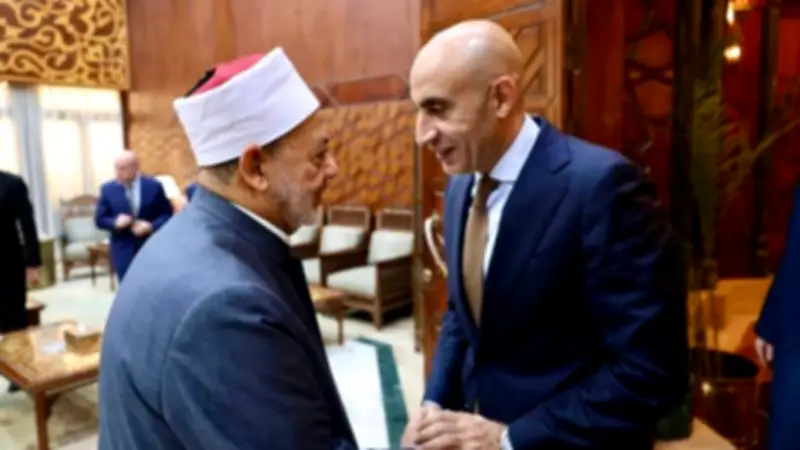 شيخ الأزهر يحذر من تراجع اللغة العربية في المناهج ويؤكد على ضرورة تعزيز القيم الوطنية