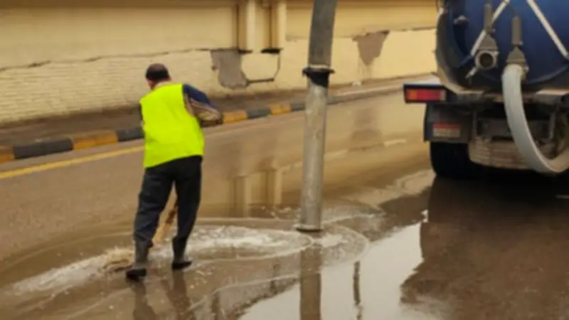 محافظ الجيزة يتفقد عمليات شفط مياه الأمطار لضمان انسيابية حركة المرور