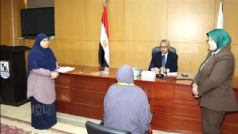 محافظ بني سويف يوجه بصرف إعانة عاجلة لسيدة خلال لقاء أسبوعي لاستماع شكاوى المواطنين