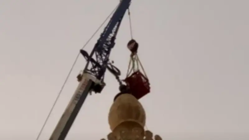 إزالة هلال مأذنة مسجد البحر بدمياط بعد ميله بسبب سوء الأحوال الجوية