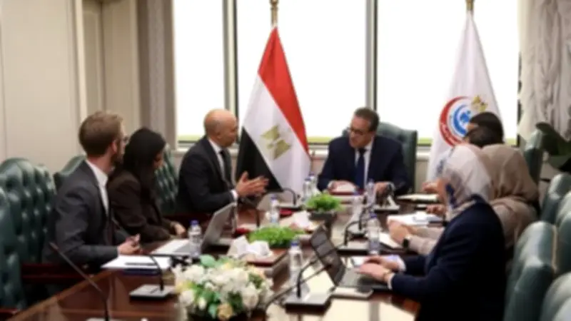 وزير الصحة يبحث تعزيز برامج الصحة الجلدية وإطالة العمر الصحي في اجتماع موسع