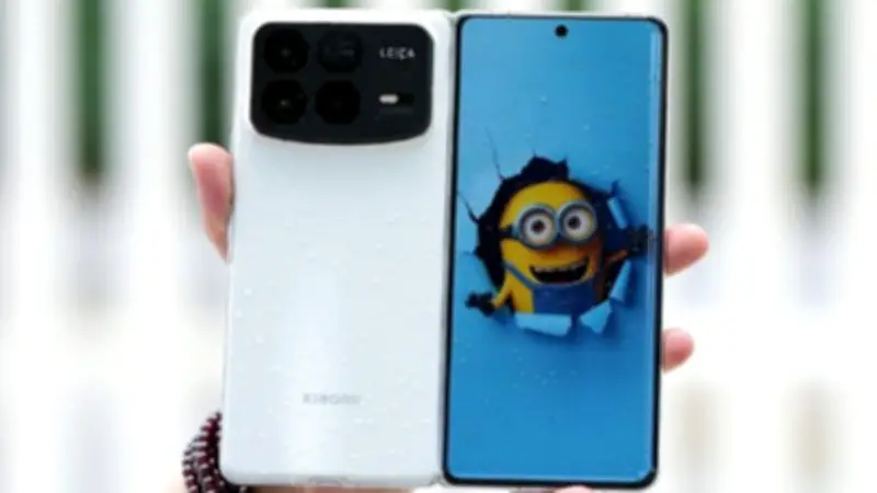 شاومي تطلق ثورة في عالم الهواتف القابلة للطي بنظام كاميرا مغناطيسي قابل للتبديل