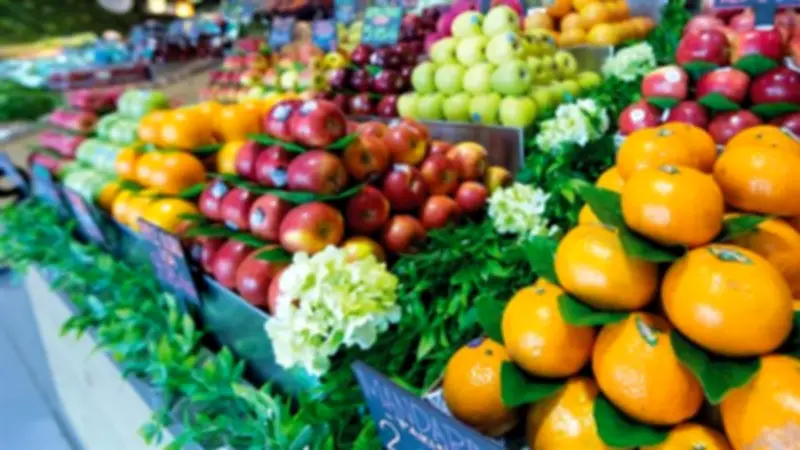 أسعار الفاكهة تشهد تباينًا كبيرًا في سوق العبور.. انخفاض البرتقال والجوافة وارتفاع الفراولة