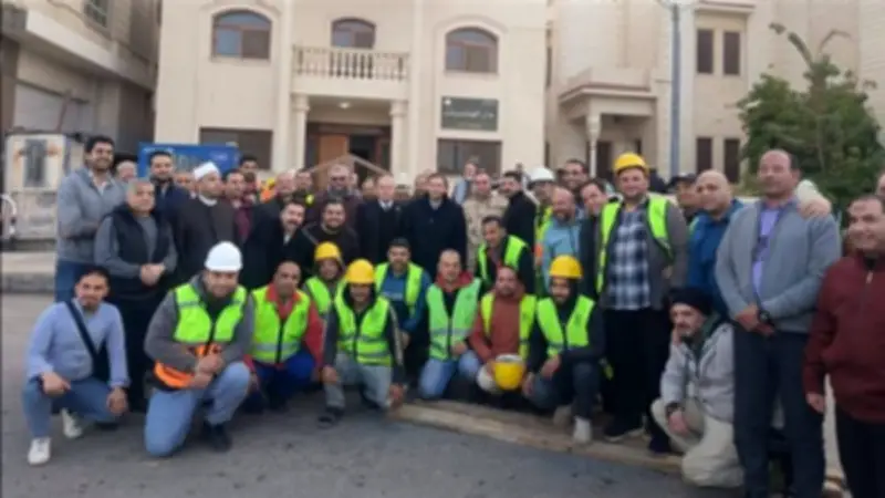 دمياط: نجاح عملية إزالة هلال مئذنة مسجد البحر التاريخي بعد ميل مفاجئ