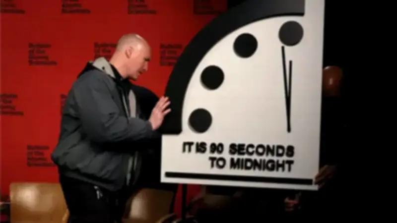 ساعة يوم القيامة تحذر: ضرب إيران نووياً ليس مستبعداً في ظل تصاعد التوترات العالمية