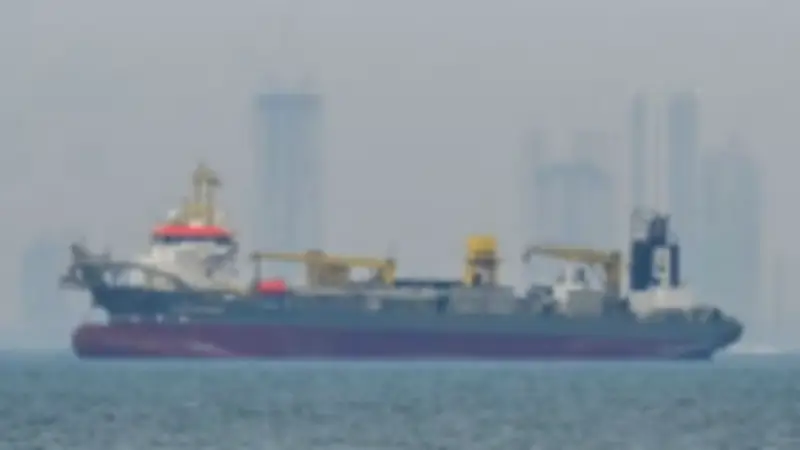 عبور سفينة فرنسية من مضيق هرمز وإيران تحذر من أي تحرك عسكري لفتحه بالقوة