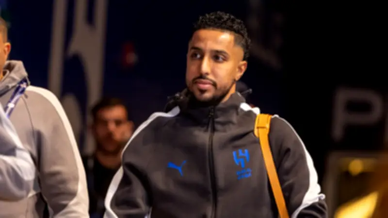 رئيس الهلال الأسبق يبرئ سالم الدوسري من تهمة الهروب من المنتخب السعودي