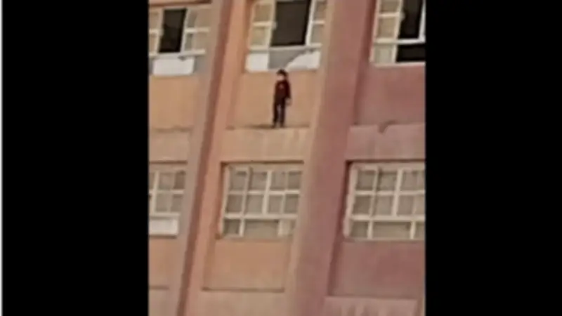 الداخلية تكشف تفاصيل خطيرة: طفل يعرض حياته للخطر أثناء اللعب في مدرسة بالقليوبية