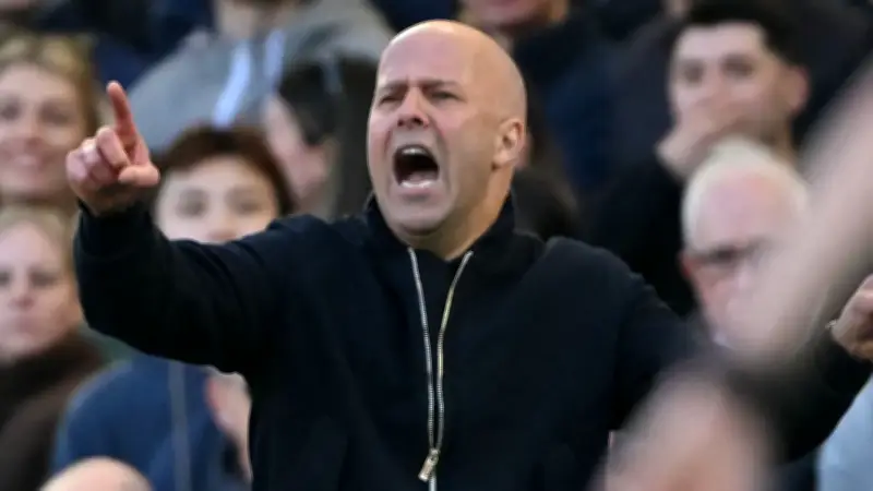 سلوت يعلن جاهزية صلاح لمواجهة السيتي ويلمح لعودة إيساك في كأس الاتحاد الإنجليزي