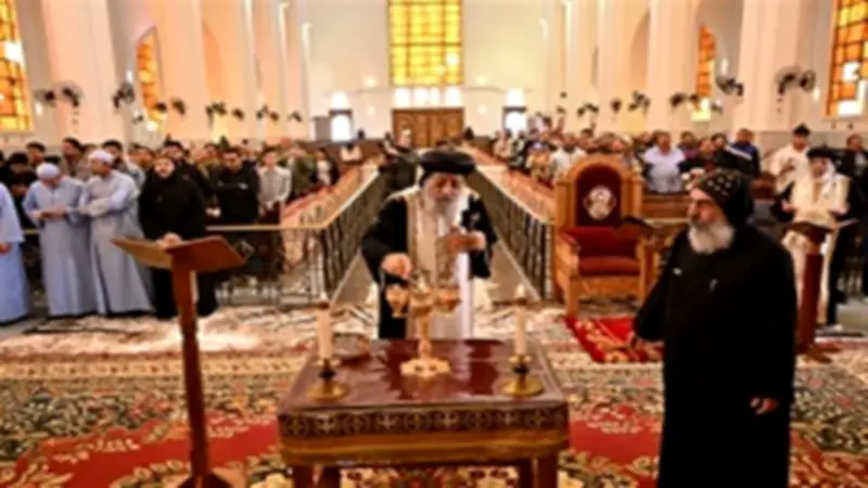 البابا تواضروس يترأس قداس جمعة ختام الصوم ويصلي طقس القنديل في الدير