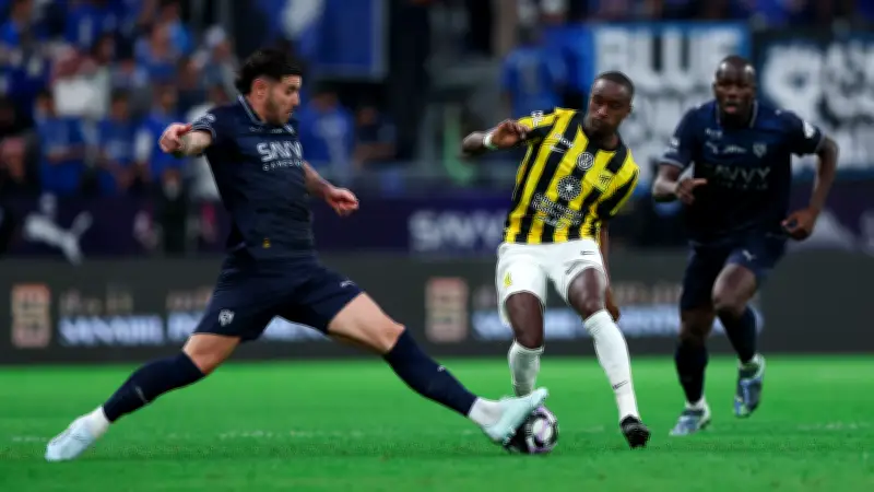 خبير تحكيمي يحسم الجدل حول طرد موسى ديابي في مباراة الاتحاد والحزم