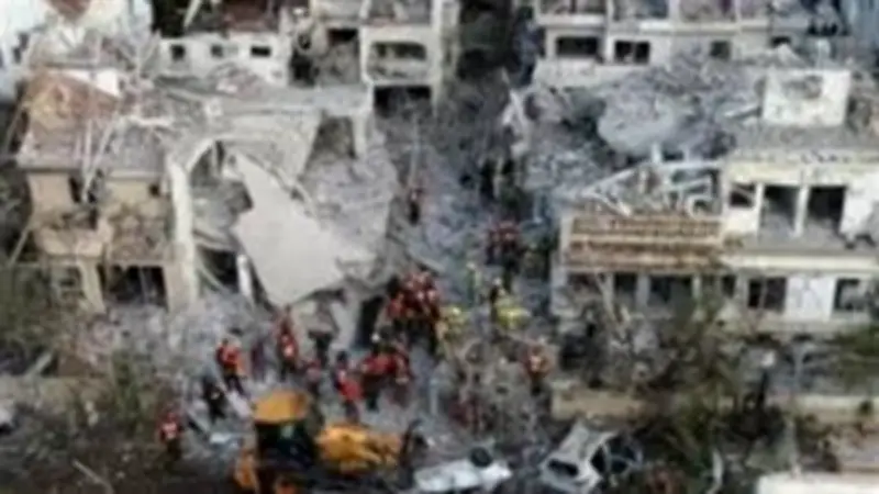 إعلام عبري: انهيار مبنى في رمات جان وانقطاع الكهرباء في روش هعين جراء الصواريخ الإيرانية