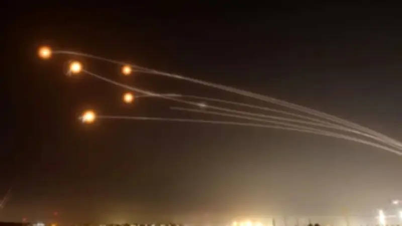 إيران تستهدف مجمعًا صناعيًا إسرائيليًا في بئر السبع بصواريخها