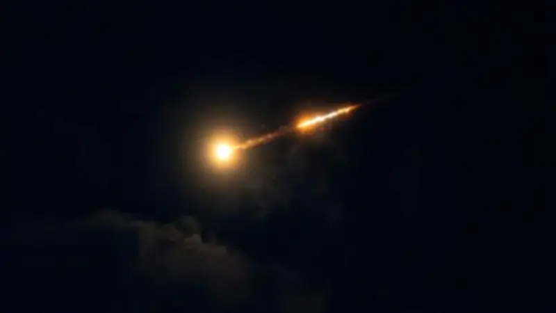 صفارات الإنذار تدوي في إسرائيل ليلاً بسبب صواريخ إيران وحزب الله