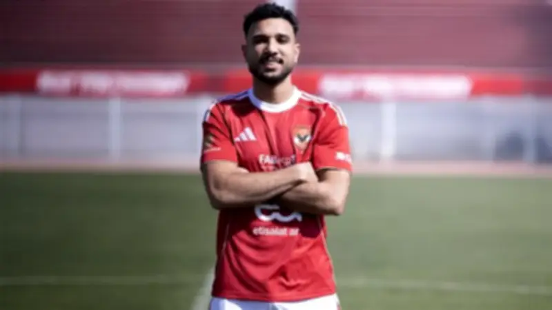هادي رياض يعود لدفاع الأهلي في مواجهة سيراميكا كليوباترا بالدوري المصري