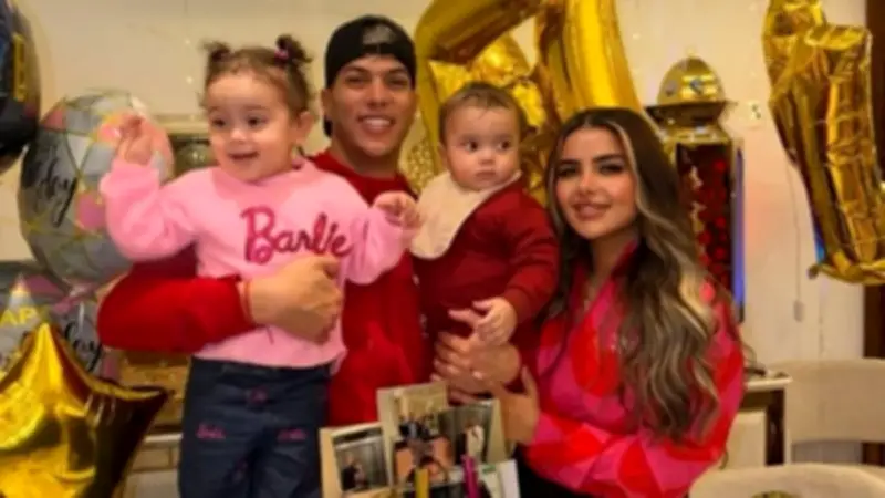 إمام عاشور يظهر مع أسرته في صورة جديدة عبر إنستجرام قبل مواجهة سيراميكا كليوباترا