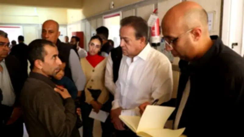 وزير الصحة يغير مسار جولته ويقوم بزيارة مفاجئة لمركز طبي في بدر