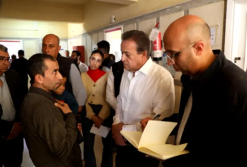 وزير الصحة يغير مسار جولته بزيارة مفاجئة لمركز طبي في مدينة بدر