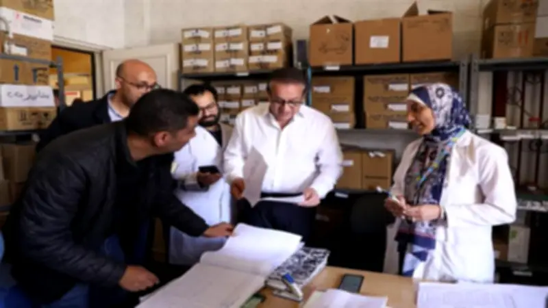 وزير الصحة يغير مسار جولته ويقوم بزيارة مفاجئة لمركز طبي في مدينة بدر