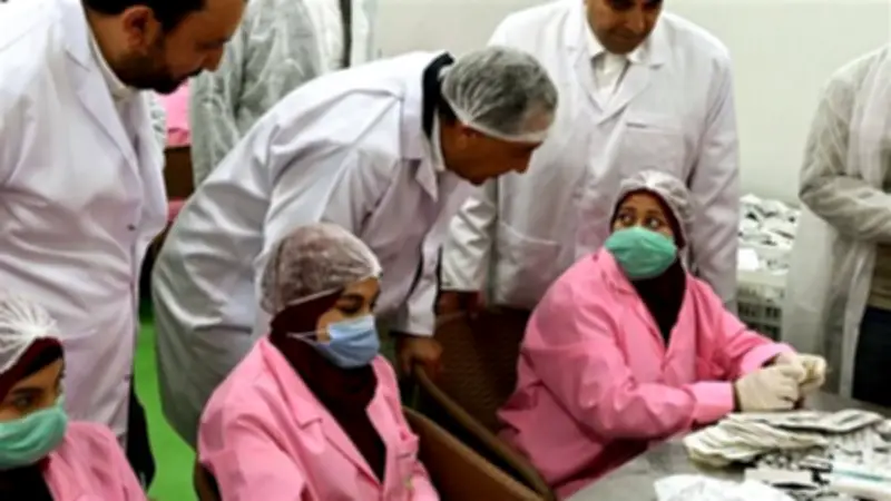 رئيس الوزراء يزور مصنع فارما زاد للمكملات الغذائية في بنها ويستمع لخطط التوسع