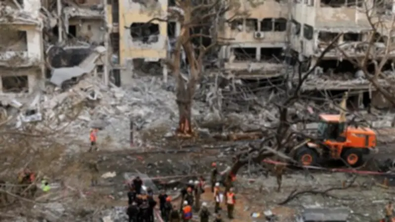 طواقم الإسعاف الإسرائيلي تمشط مواقع سقوط الصواريخ الإيرانية في عدة مدن