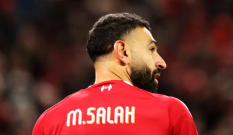 محمد صلاح يهدد ركلة جزاء في مباراة ليفربول ضد مانشستر سيتي: تفاصيل الحادث المثير للجدل