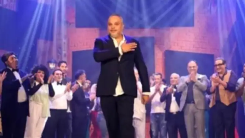 تامر عبدالمنعم يعلن عن مسرحية "غرام في الكرنك" بعد نجاح "نوستالجيا ٩٠/٨٠"