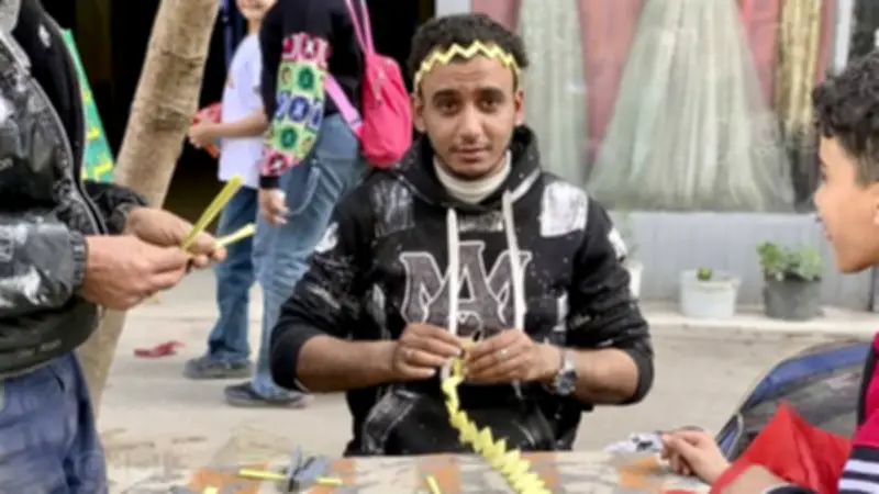 ورشة مفتوحة في أحد السعف: شوارع مسرّة بشبرا تزهر بالنخيل والبهجة (صور)